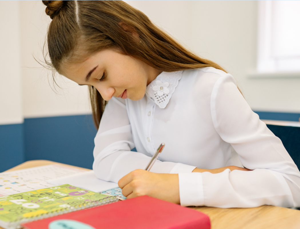 Ребята-левши имеют характерные особенности в эмоциональной сфере и интеллекте. Фото автора Yan Krukov Pexels, используется по лицензии Creative Commons 