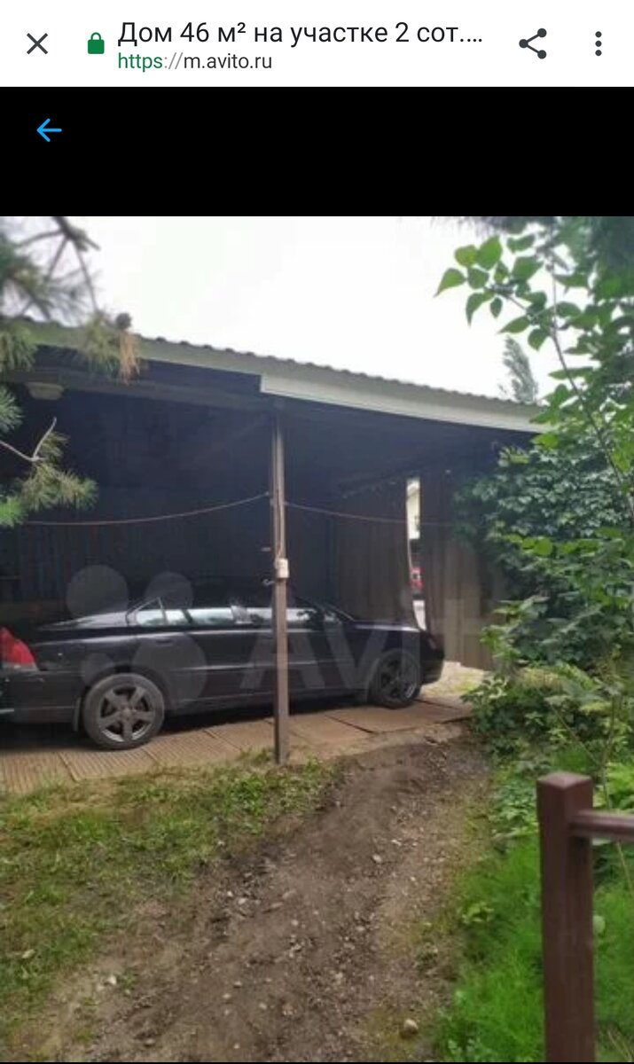 Это вход-въезд с парковочным местом. Там за занавеской - общие ворота на несколько участков, в том числе владельцев.