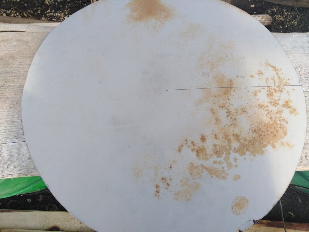 Найден центр круга и отмечен радиус для распила.