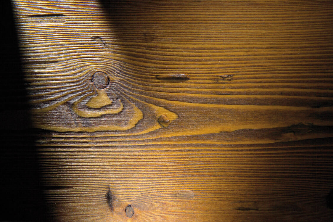 Состаривание, текстурирование древесины — сделать работу своими руками или доверить специалистам?