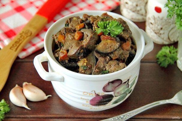 Ароматная куриная печень с кабачками