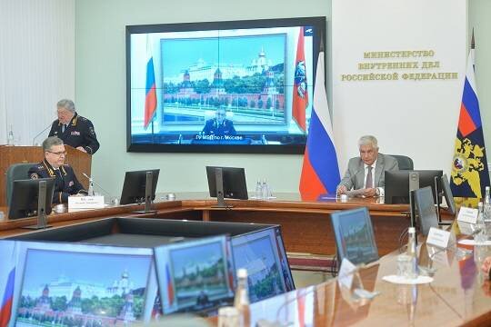    Колокольцев поздравил глав подразделений с присвоением званий высшего начальствующего состава