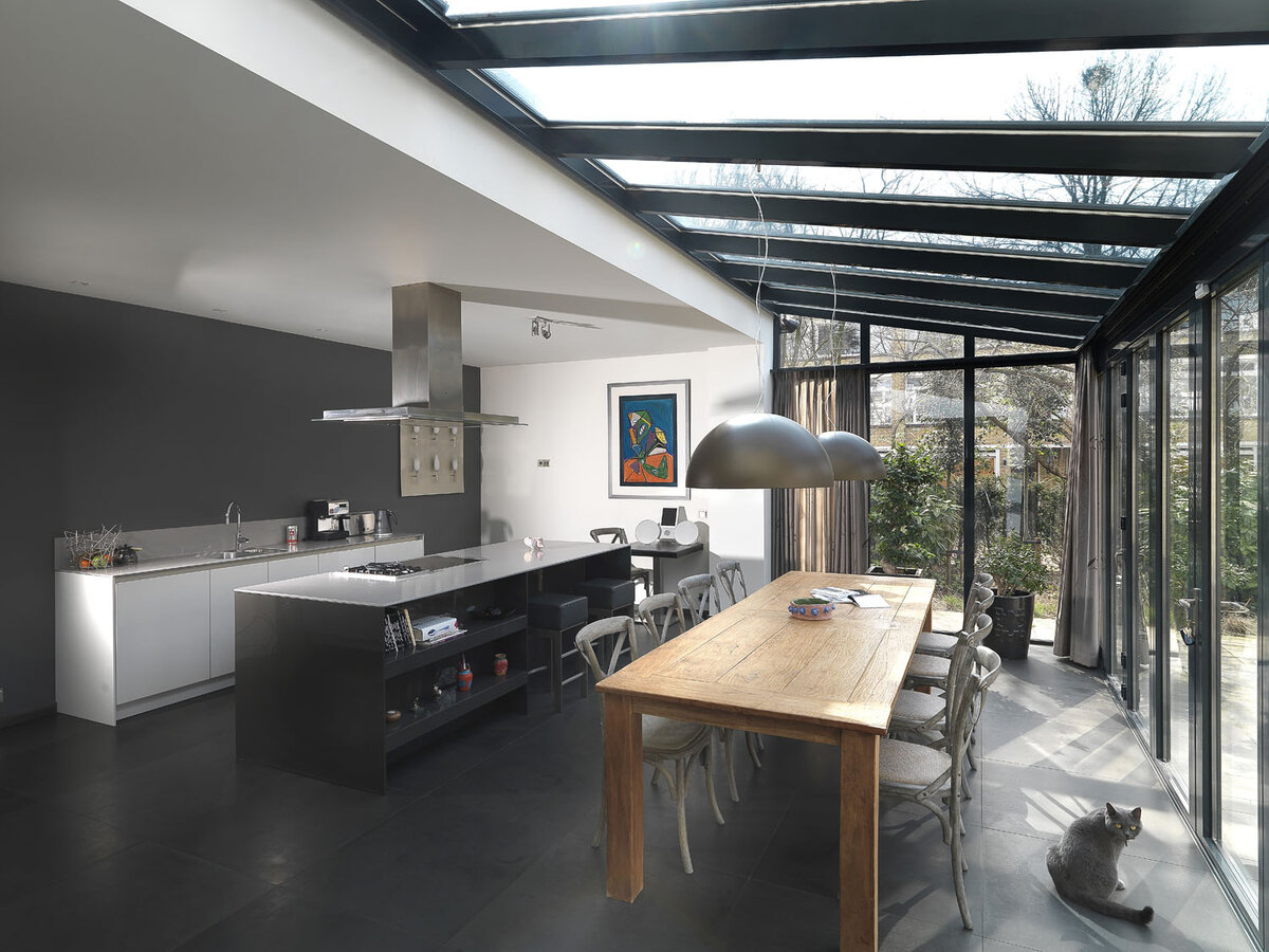 Кухня в стиле лофт с панорамными окнами