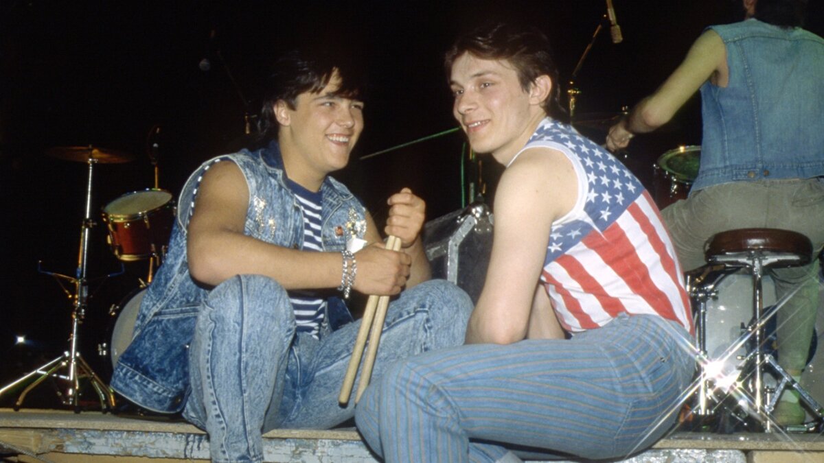 Юра Шатунов и Андрей Разин в молодости. Интересная маечка у Андрея. Фото из открытого источника