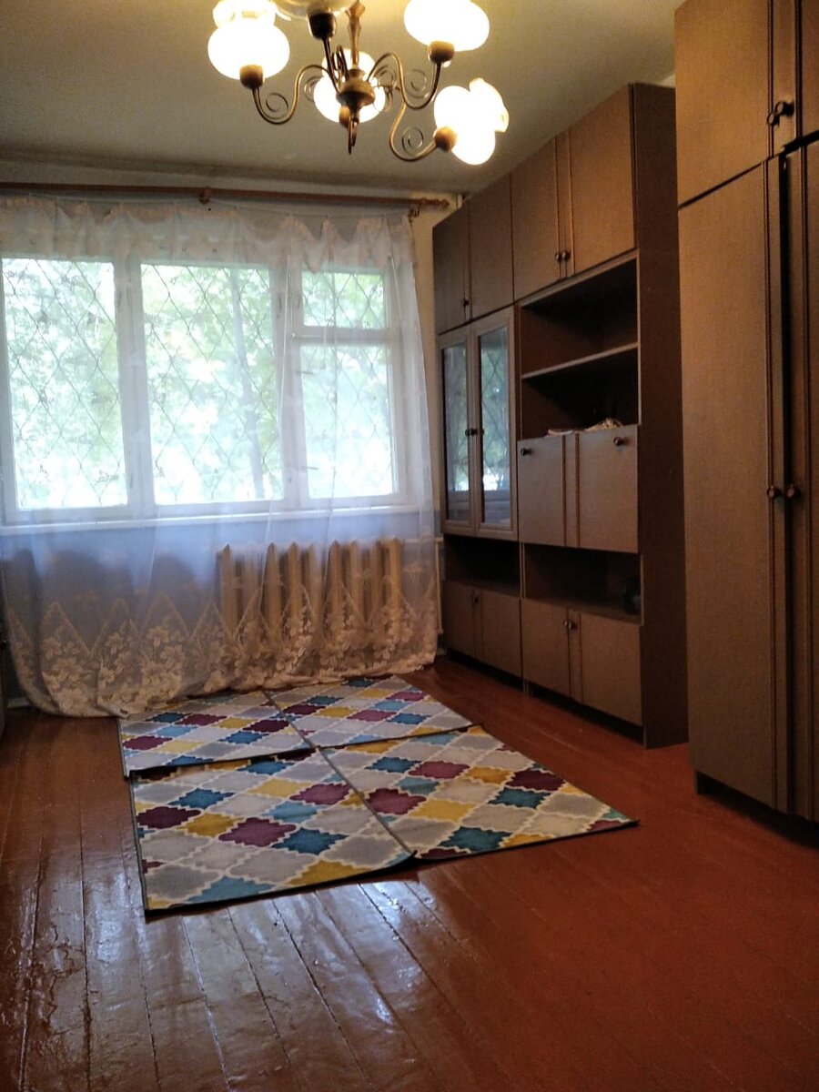 В квартире темно, плюс ещё темная мебель, которая ещё больше затемняет пространство и нагоняет уныние