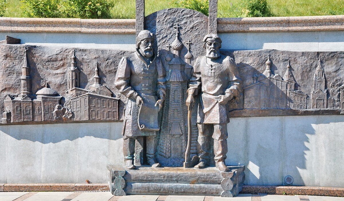 Памятник и барельеф основателям города Тюмень воеводе В. Сукину и городскому голове И. Мясному