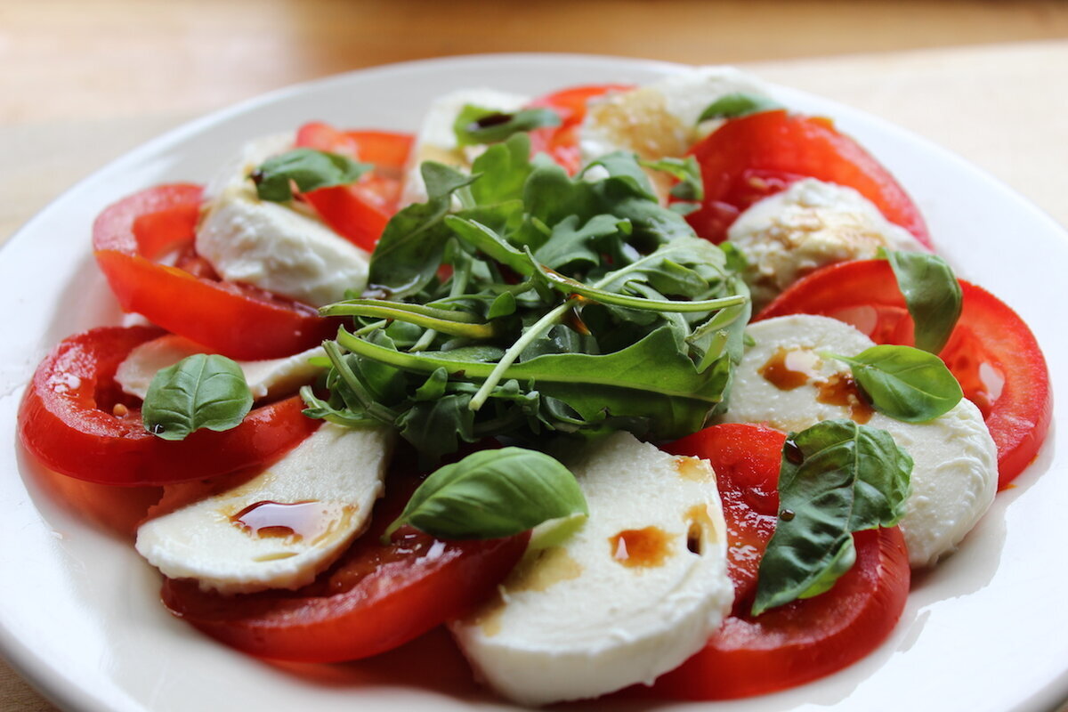 Итальянский салат из помидор, базилика и моцареллы (Insalata Caprese) |  Город N | Дзен