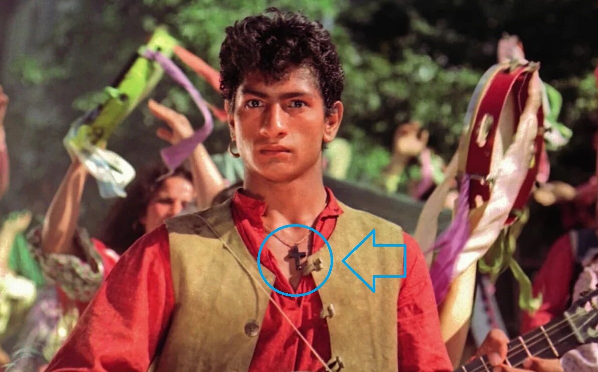 Яшка-цыган из Неуловимых с крестом на груди.