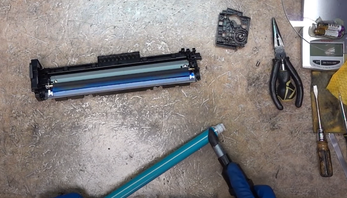 Фото 22. Кромка ракеля, припудренная тальком. Можно припудрить кромку ракеля тонером