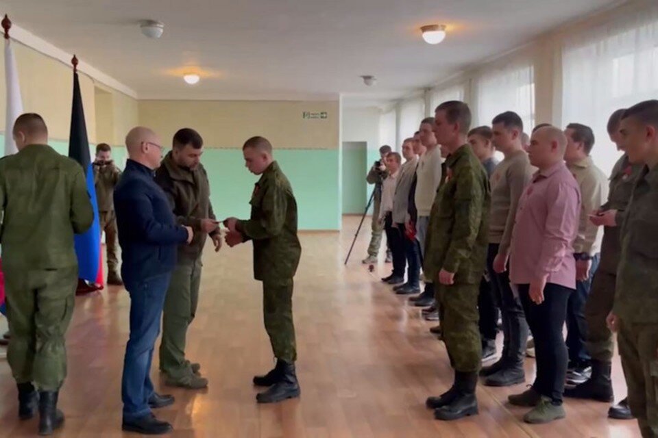     Демобилизованные студенты были награждены государственными наградами РФ. Фото: ТГ/Пушилин