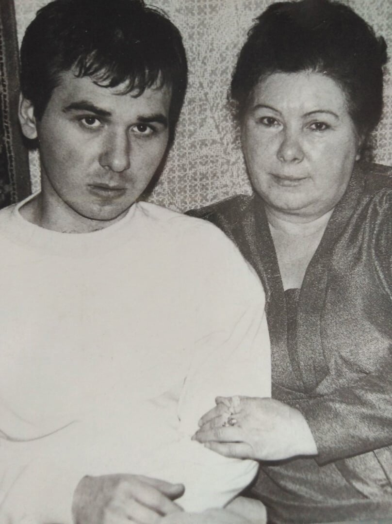 Мой папа с его мамой