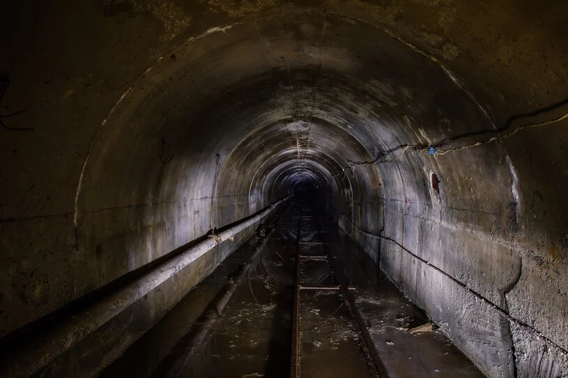 Под Варшавой тянется призрачный туннель. Какие секреты он скрывает?