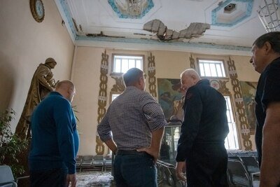    Украинский дрон врезался в крышу железнодорожного вокзала в Курске ©Telegram-канал Романа Старовойта