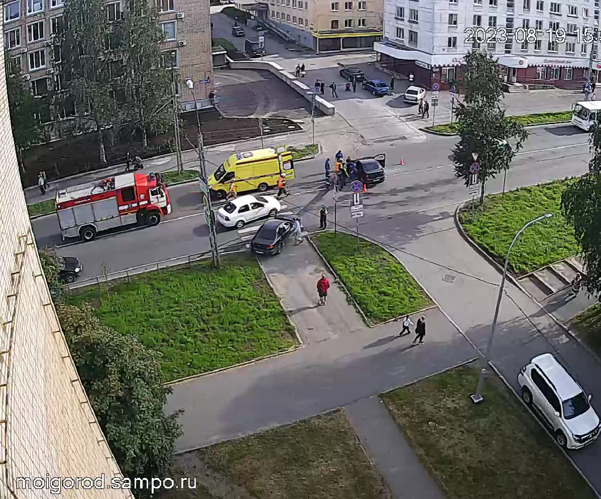    На перекрёстке в Петрозаводске произошло жёсткое столкновение автомобилей скрин видеофрагмента