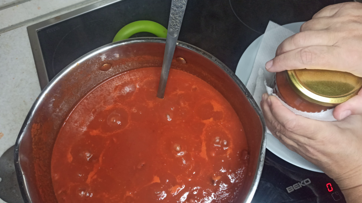 Фасоль в томатном соусе рецепт на зиму. Джем из клубники с желатином. Клубничный джем рецепт на зиму с желатином. Клубничный джем с желатином рецепт на зиму вкусный густой. Как делать джем из свинины на Закарпатье