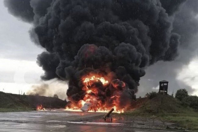 Сгоревший стратегический ракетоносец на аэродроме Сольцы. Из открытых источников.