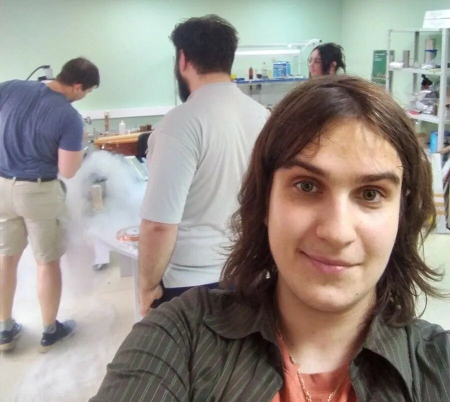 Героиня статьи ухмыляется как бы в ответ всем хейтерам из Твиттера