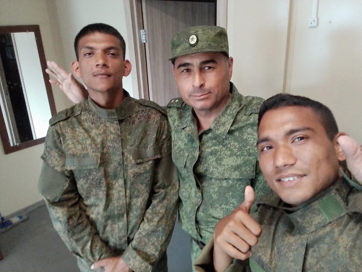 В середине гражданин Афганистана( мой ровесник),по бокам граждане Сенегала.