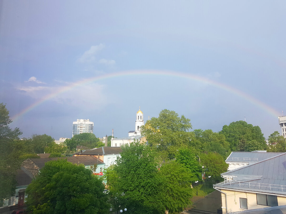 После дождя над собром часто можно увидеть радугу. Порой двойную. Фото автора. 