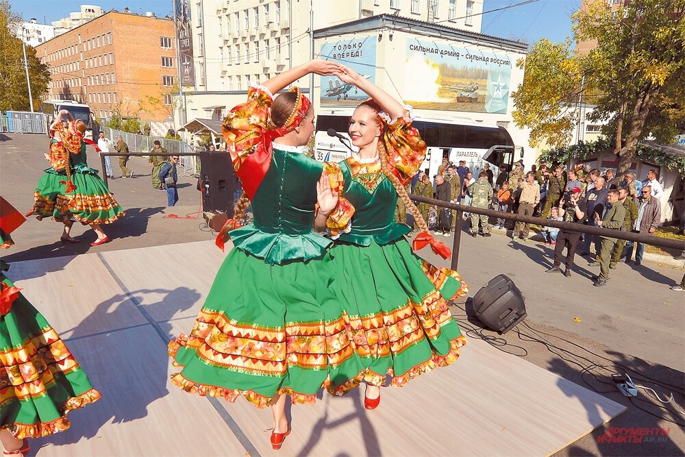    Танцевальные коллективы создавали «боевое» настроение. Фото:  АиФ/ Эдуард Кудрявицкий