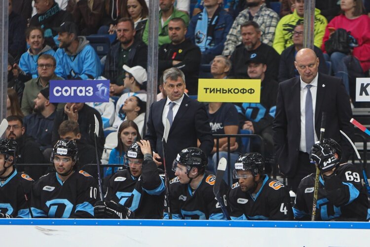    Дмитрий Квартальнов (в центре) привел «Динамо» ко второй победе в 8 матчах