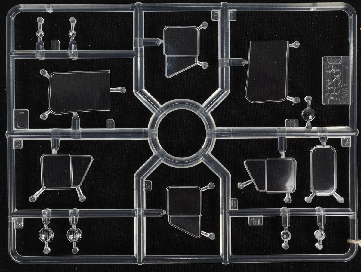 Прозрачные детали из набора нового УАЗ-469. Фото  из официального паблика "Звезда"