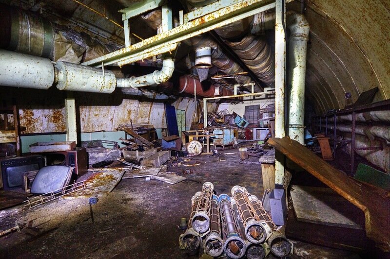 Построенный в недрах скалы перед самым распадом СССР 906-й командный пункт (Объект 765/26) базы подводных лодок Тихоокеанского флота "Павловское" и брошенный в 2000-х.