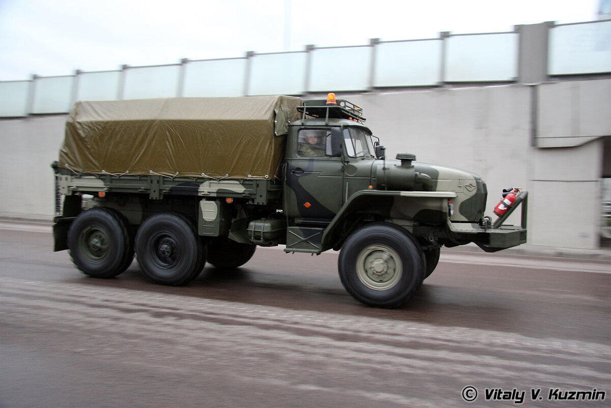 Военный тягач Урал 4320