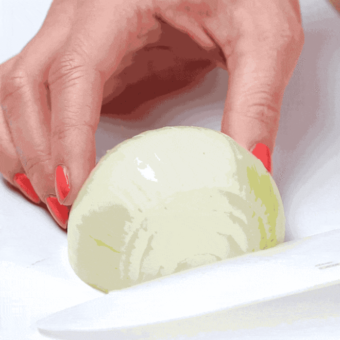 
Как правильно нарезать лук: а теперь режем поперек.
