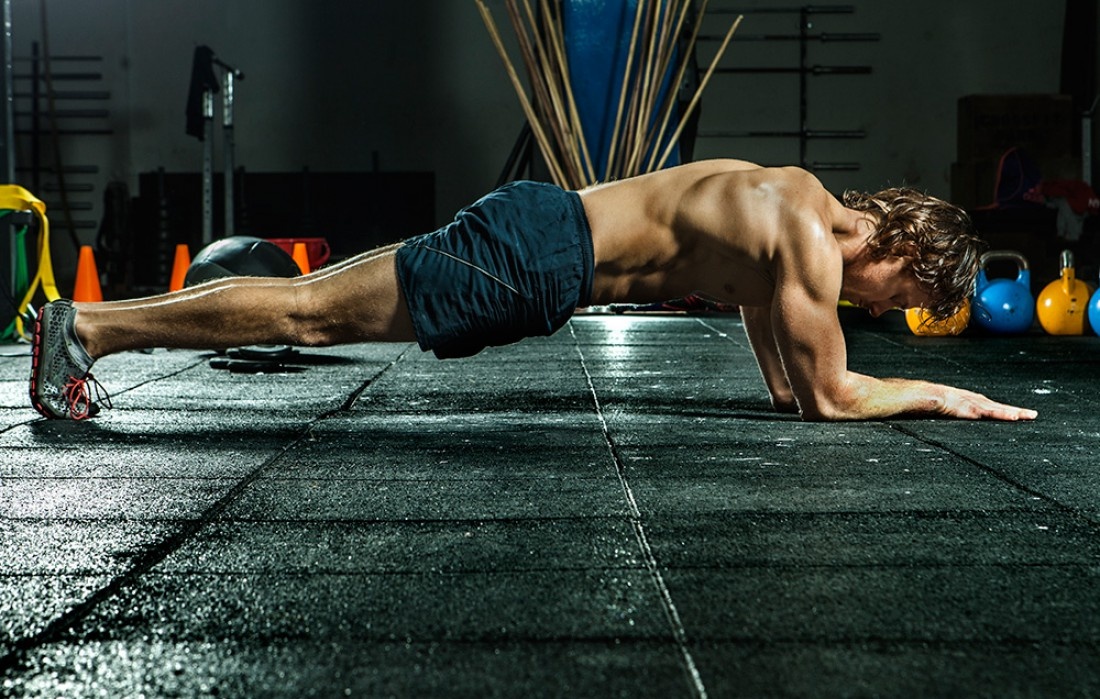 Как только мышцы начнут "жечь" , держитесь от 3 до 6 секунд и заканчивайте подход. Не прогибайте поясницу.