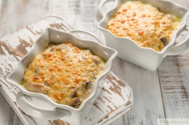 Молодой картофель, курица, грибочки, румяная корочка сыра - ммм... Блюдо, которое не стыдно подать даже на праздничный стол. 