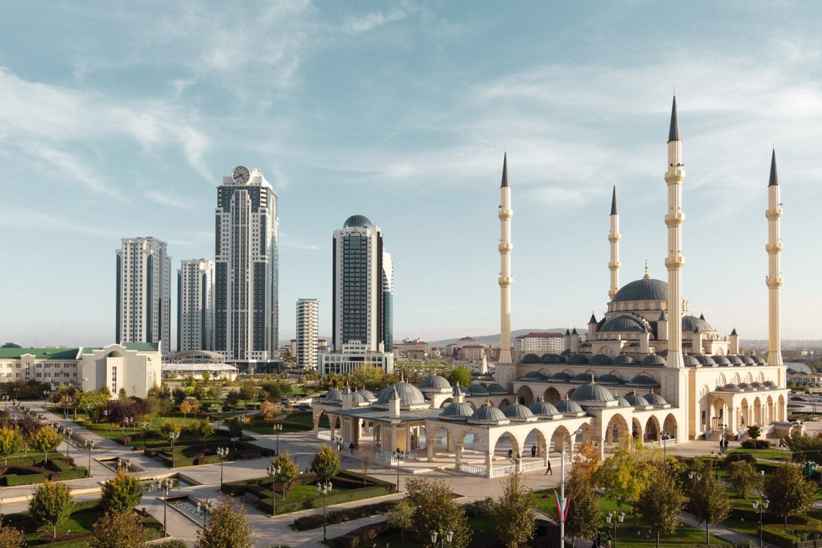 Грозный— город на Северном Кавказе, на юге России, столица Чеченской Республики. Население - 297 137