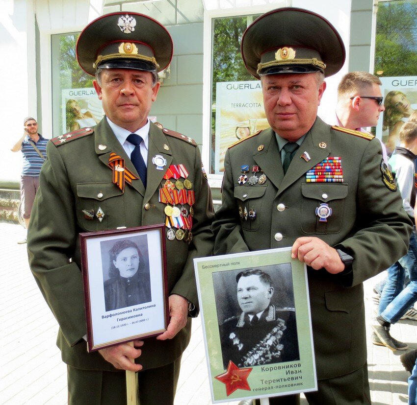 Александр КОРОВНИКОВ (справа) с портретом "деда"