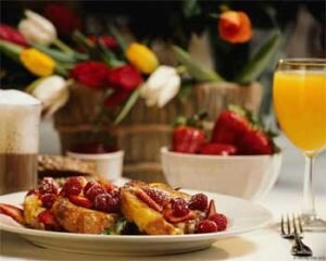 Практически всем работающим людям знаком вопрос о ежедневном рабочем обеде. Каждый вечер или утро нужно подумать о том, какой вкусный обед приготовить для себя на завтра и постоять некоторое время на кухне. Кроме этого, хочется, чтобы на обед была здоровая пища. Этот процесс сильно надоедает. Другая половина работников предпочитает посещать столовые, где качество питания далеко не всегда высокое. Ведь никогда не узнаешь, из каких продуктов приготовили твой купленный обед. Третья категория вообще питается перекусами и фаст-фудом, благодаря которым организм никогда не скажет «спасибо»..