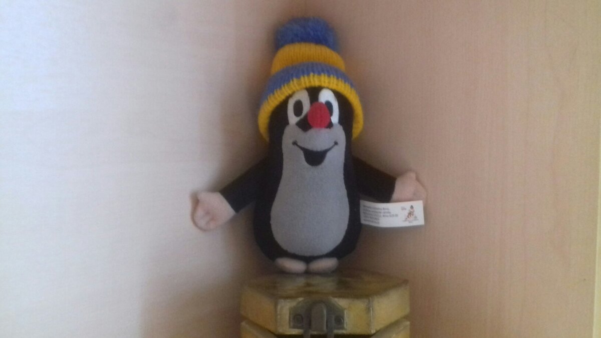 Шапочку можно выбрать с красными или синими полосками на желтом фоне. 