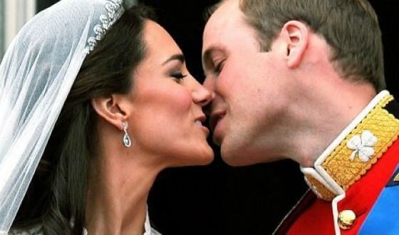 Многие считают, что Кейт Миддлтон вытащила счастливый билет
А вот Кейт Миддлтон — из относительно простой семьи. У ее отца успешный бизнес почтовой торговли, так что девочке дали прекрасное образование. В колледже она и познакомилась с Уильямом. Отношения не были ровными, пара несколько раз расставалась.