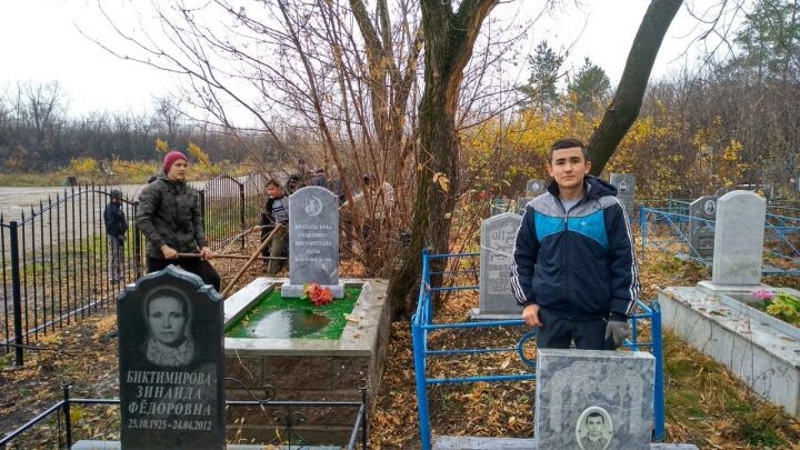  20 октября 2018 г. преподаватели и студенты Уруссинского медресе организовали субботник по наведению порядка на внутренней территории кладбища. 
Были убраны засохшие деревья, ветки, листья. Студенты совершили молитвы за покойных.

Одной из важнейших для Ислама религиозных традиций является посещение кладбища, потому что именно и кладбище заставляет задуматься о смысле жизни, о скоротечности бытия, об ответственности перед Всевышним. Состояние кладбища – это показатель духовности, религиозности, отношения к нашим предкам, к нашей истории.

Мусульманам, приходящим на кладбище, желательно следить за порядком могил своих родственников.

Автор текста и фото Абдуль Хаким Хакимов