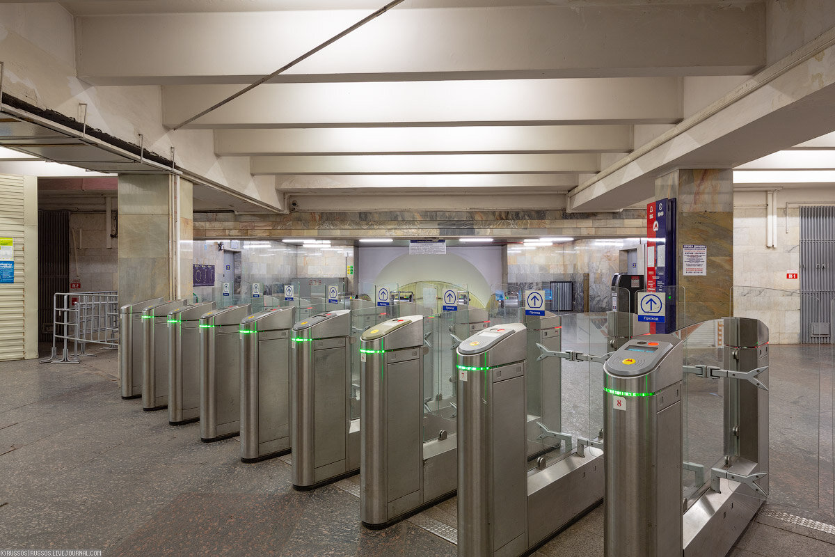 1. Выход в город осуществляется через небольшой подземный вестибюль в подземный переход под Большой Серпуховской улицей.

