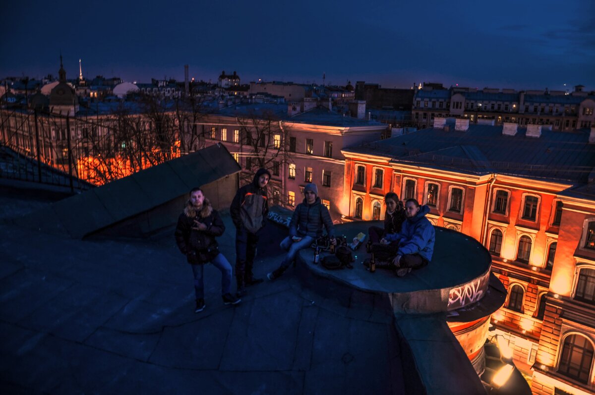 
Раннее утро. Будильник. Сон, словно рукой сняло! Понятное дело, сегодня же долгожданная дата - постепенный выезд в ЧЗО! Почему же постепенный? Потому что впереди меня ждёт СПб, в котором мне нужно провести 2 дня, после чего, благополучно вылетаем в Киев с пересадкой в Минске. 😉 Быстро накинул шмот, потянул на спину здоровенный и достаточно тяжёлый рюкзак. Попрощался с братом и родителями, двинул в сторону автостанции. 

Дорога до Вологды пролетела достаточно быстро, ибо всю дорогу я старался отоспаться, мало ли, что там дальше будет?! Вологда меня встретила тёплым весенним воздухом, отдавало талым грязным снегом. Т.к. поезд у меня был вечерний, то есть, посадка осуществлялась часов в 8-9 вечера, я решил погулять по Вологде и сфотографировать все ВШи (вентиляционные шахты), которые попадутся на мой глаз. Время за поиском вентшахт прошло быстро, я даже успел посидеть на скамейке во дворе старых хрущёвок, дабы перевести дух, затем, я добрался до своего брата, который живёт в Вологде, у него я смог маленько передохнуть после долгой прогулки с рюкзаком на плечах. Он никак не мог понять смысла в моём путешествии, но всё-таки не препятствовал мне, за это ему отдельное спасибо 😉 Довёз меня до ЖД вокзала, проводил меня к моему вагону, поговорили, попрощались. Эх, а частота сердцебиения увеличивалась с каждым пройденным километром в заданную сторону.

 В поезде я решил вообще окончательно расслабиться, поэтому около 12 часов ночи я вырубился. Утром, на Ладожском вокзале, меня уже ждал Саня, с которым мы изначально планировали эту поездку. Радости не было предела, всё-таки тот случай, когда виртуальная дружба, стала реальной. На метро мы двинули в сторону его квартиры, в ней он меня и оставил, сам же двинул на работу. Этот день, я полностью провёл в квартире, смотрел телевизор, зашёл в интернет. Вечером сели за стол, поужинали, и на боковую. Утром Саня убежал на работу, я до вечера протусил в квартире, затем забрал ключи, и пошёл в сторону его работы. Когда пришёл, познакомился в живую с очередным участником нашего нелегального похода - Мишаней 😉 Вроде потихоньку все собираемся в одно целое. Чуть позже встретились с Колей, Максом и Катей. В этот день мы запланировали прогулку по крышам Санкт-Петербурга, прогулка, кстати, удалась, я её записал на видео, которое по возможности опубликую. Сходили в мак, посидели полчаса, собрались с мыслями, договорились о завтрашнем дне, ибо завтра уже вылет! Приехали домой, поужинали, окончательно проверили уже собранные рюкзаки, и не заморачиваясь легли спать. 

Проснулись, сходил умылся, выпил чай. Отчеканил очередной видеоролик о нашей готовности. Дождались Колю, Саня вызвал такси и мы благополучно двинули в Пулково. Уже там встретили Мишу и Катю. Запаковали в полиэтилен вещи, сдали, пробили билеты, пошли в самолёт. До этого я ни разу не летал в самолёте, поэтому чувство тревоги было, и пожалуй, не от того, что я на нём никогда не летал, а от того, что с самолётами часто случаются несчастные случаи. (Ну это на мой взгляд, всё относительно на самом деле.) 

Ох это чувство, когда самолёт стремится ввысь! Тебя прям вжимает в кресло. Затем плавный подъем до заданной высоты, движение по прямой, и вновь плавный спуск. Кстати, на спуске появляется ощущение, что у тебя все внутренние органы прижало к грудной клетке. (Похожее чувство, когда идёшь и оступаешься со ступеньки, которую до этого не видел.) Летать на самолёте вовсе не страшно, на мой взгляд самое страшное, это приземление. Аплодисменты и мы в Минске, точно так же с небольшим ожиданием мы пересели в другой самолёт и двинули в Киев. Бутерброды и кофе которые давали в самолёте, были просто отменные! А стюардессам благодарочка за ответственный труд. В паспортном контроле нас, то есть, гостей из РФ пригласили в отдельную очередь, где мы просидели N-ный отрезок времени, но не суть. Слава Богу нас успешно пропустили. (Хотя что нас не пропускать? Мы ж не в федеральном розыске в конце-то концов.)

 В Киеве была именно жарища, а не жара. Мы приехали в куртках, шапках, когда там все ходили в бриджах и футболочках, + 22 всё-таки 😊 Куртки полетели в рюкзаки, а мы направились в квартиру к Тимуру. Цены там обалденные просто, но это так, для "гостей", ибо это соответствующие цены для тех зарплат. Любителям пива, могу сказать одно - бутылочка "бада" обходиться там в 14-15 российских рублей. Провизией мы закупились по полной, ибо впереди неделя автонома. На квартире мы отдохнули, каждый вымылся в душе, т.к. впереди нас ждала туева куча километров пересечёнки и заросших дорог. Вечером сходили отметились в местном хостеле, пришлось всей шарой там ночевать, 120 рублей за 1 ночь - это очень дёшево. 

Утром наездились по магазинам, уже после этого приехали на квартиру, окончательно взяли вещи и отправились на АС "Полесье". Там встретили с Женьком, очень прикольный чувак, даже Новый Год в ЧЗО умудрился с товарищами отметить. Приехал автобус, и мы, "руссо туристо", поехали в городок Iванкiв (Иванков). Именно там мы дожидались сталк-такси, которое нас в два захода доставило к периметру Чернобыльской Зоны. Находиться даже на границе ЧЗО было рискованно, за это уже могли отправить домой, при первом же подозрении на проникновение. Деревья, кусты, трава, теперь это наш дом и наша защита. Именно благодаря растительности все манёвры были "тихими". 
Пожалуй на этом я и закончу первую часть нашей поездки, ибо больше текста писать смысла нет, не прочитаете 😉
