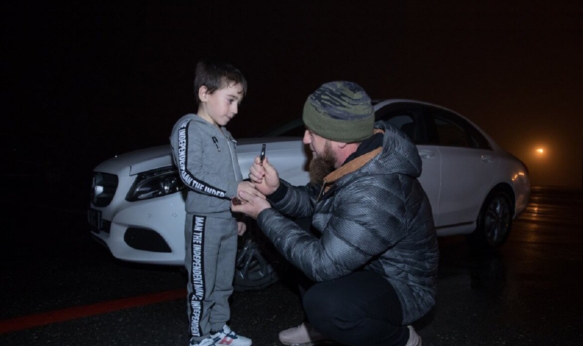 Рамзан Кадыров передаёт ключи от автомобиля Рахиму Куриеву