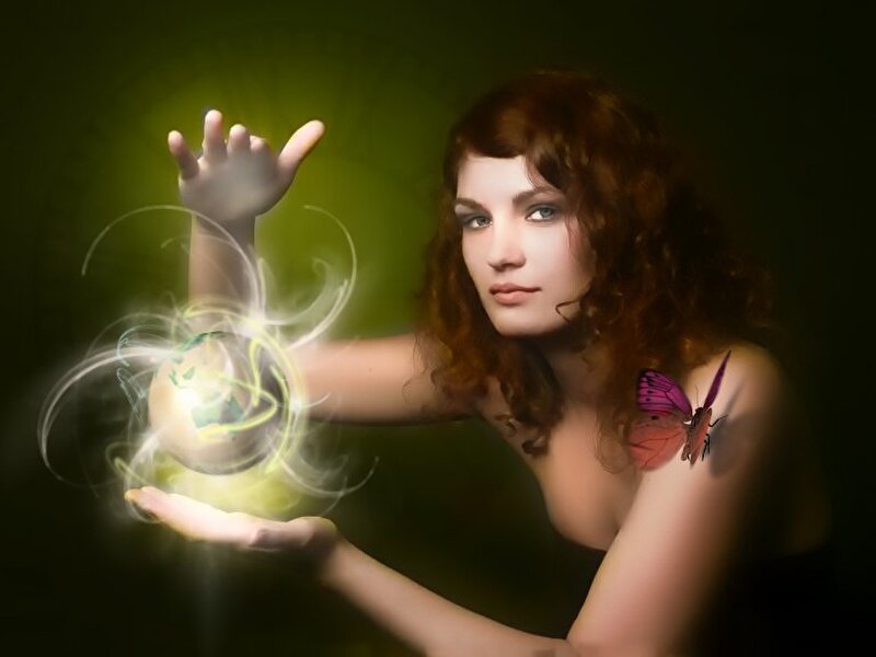 Меня часто спрашивают: почему самостоятельная магия редко приводит к желаемому результату? Причин может быть очень много. Только навскидку можно, назвать не менее десятка основных ошибок, которые допускают начинающие «ворожеи». Первостепенное значение имеет личность самого «мага», его внутренняя сила, энергетика и настрой. Например, когда обряд проводит девушка, находящаяся в депрессивном состоянии, то о каком положительном результате можно говорить? Она переполнена печалью и тоской, ей плохо и страшно. Подобными чувствами она наполнит свое заклинание, и вместо пылкой страсти получит полное безразличие со стороны возлюбленного.  