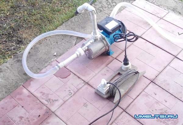 

Насос – 60/35, мощностью 600 Ватт, который обеспечивает высоту подъема 35 м, с производительностью 60 л/мин. Для мини-мойки этот насос изначально не был предназначен. Здесь самой большой проблемой было то, что в случае его такого применения есть риск, что большое сопротивление может привести к перегреву двигателя. Однако практика показала – на протяжении полугода все работает стабильно. За время одной мойки автомобиля двигатель нагревался до 43 градусов по Цельсию – и это вполне нормальный показатель.
