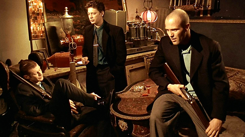 Джейсон Стетхэм говорит с акцентом кокни в к/ф "Карты, деньги, два ствола" 
Источник: Google картинки