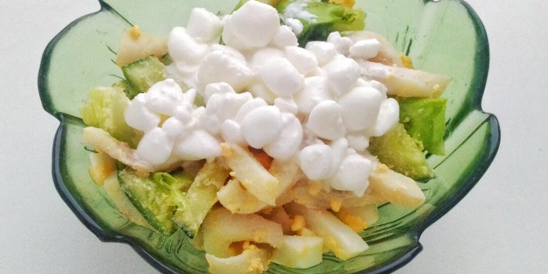 Легкий салат с кальмарами