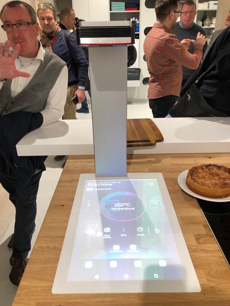Босх представил уникальный проектор для кухни, превращающий столешницу в сенсорный экран