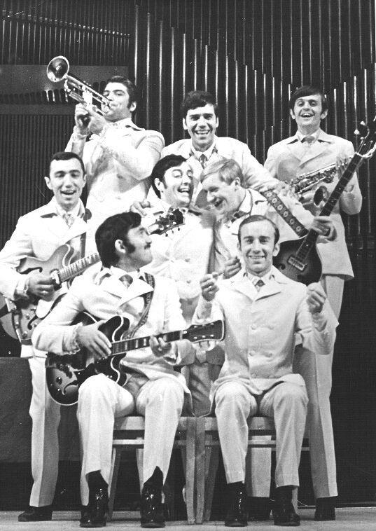 ВИА "Веселые ребята" в день записи песни “Старенький автомобиль”. Павел Слободкин руки держит, будто рулит. Верхний ряд: Владимир  Избойников – Юлий Слободкин – Юрий Петерсон. Средний ряд: Валерий Беспалов – Геннадий Турабелидзе – Валентин Витебский.  Нижний ряд: Леонид Бергер – Павел Слободкин. Фото из архива Юрия Петерсона.