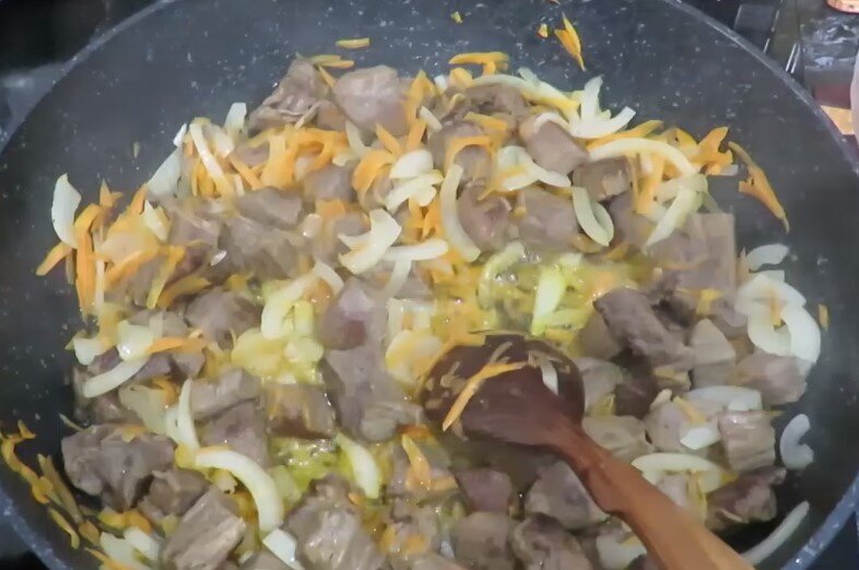 Подлива из колбасы для макарон и гречки: рецепт с фото