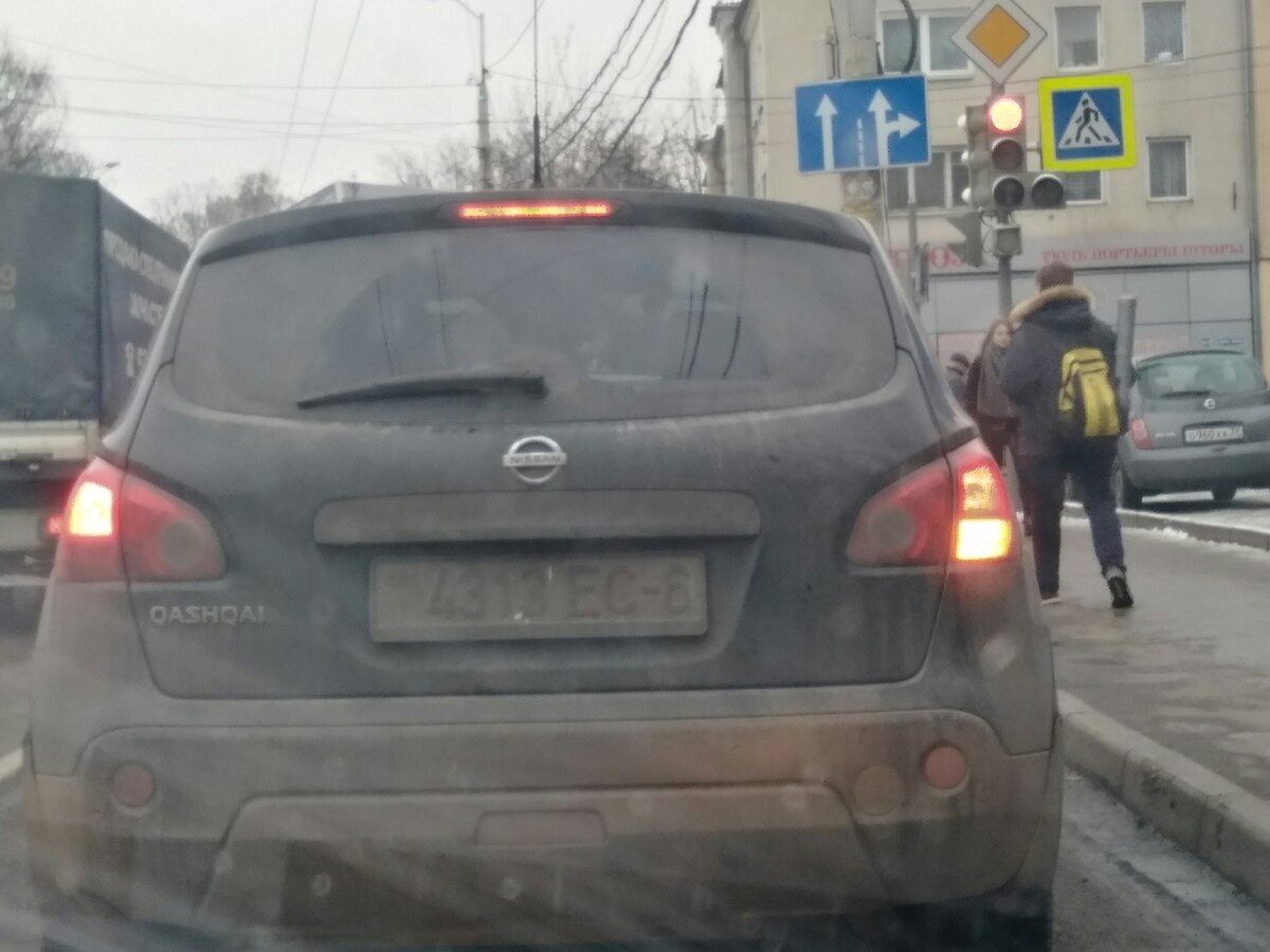 Представьте ситуацию: Вы движетесь в потоке машин, приближаетесь к перекрестку, на котором загорается красный сигнал светофора, как и положено вы останавливаетесь перед стоп-линией.-2