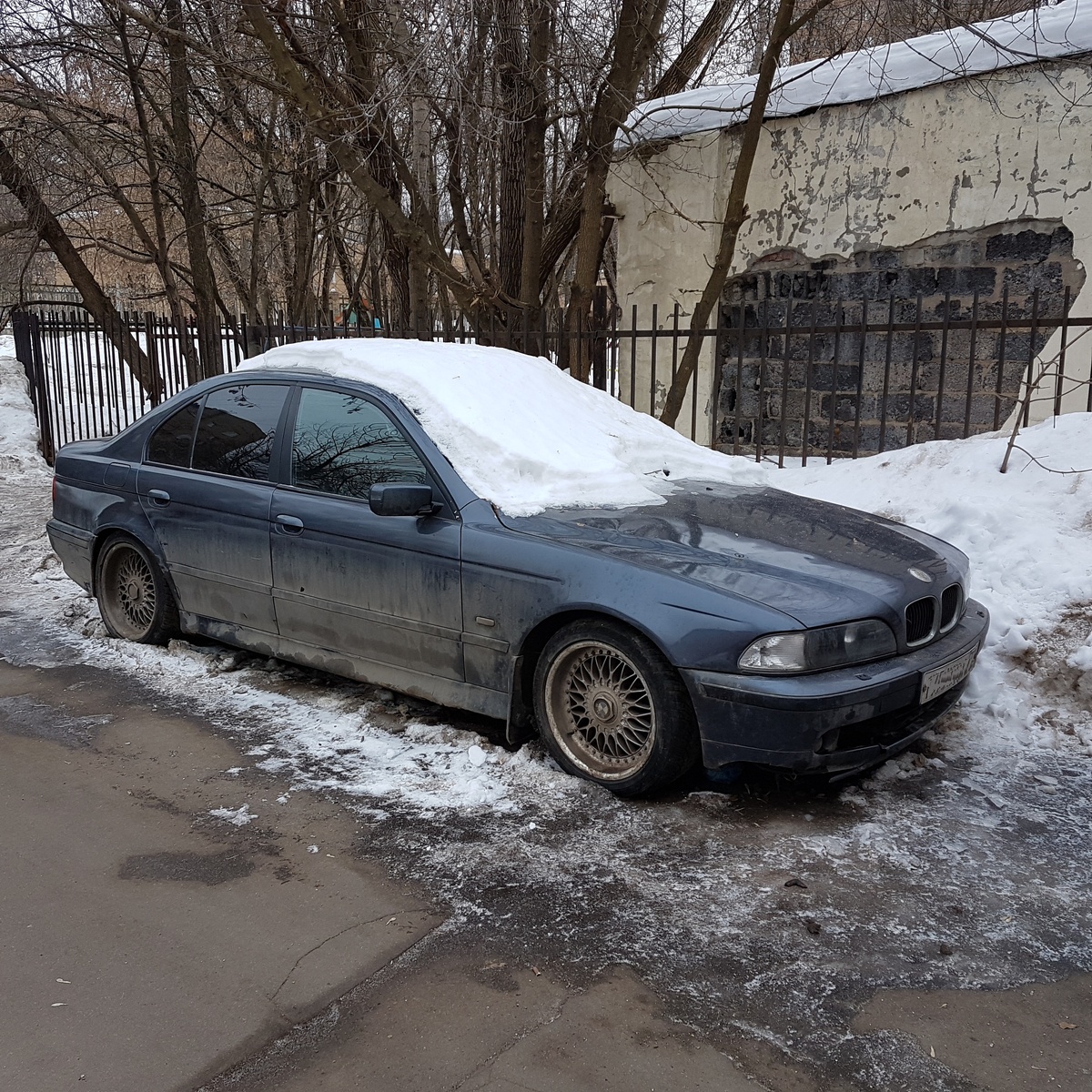 "Семерка" больше, и снега на ней помещалось гораздо больше.