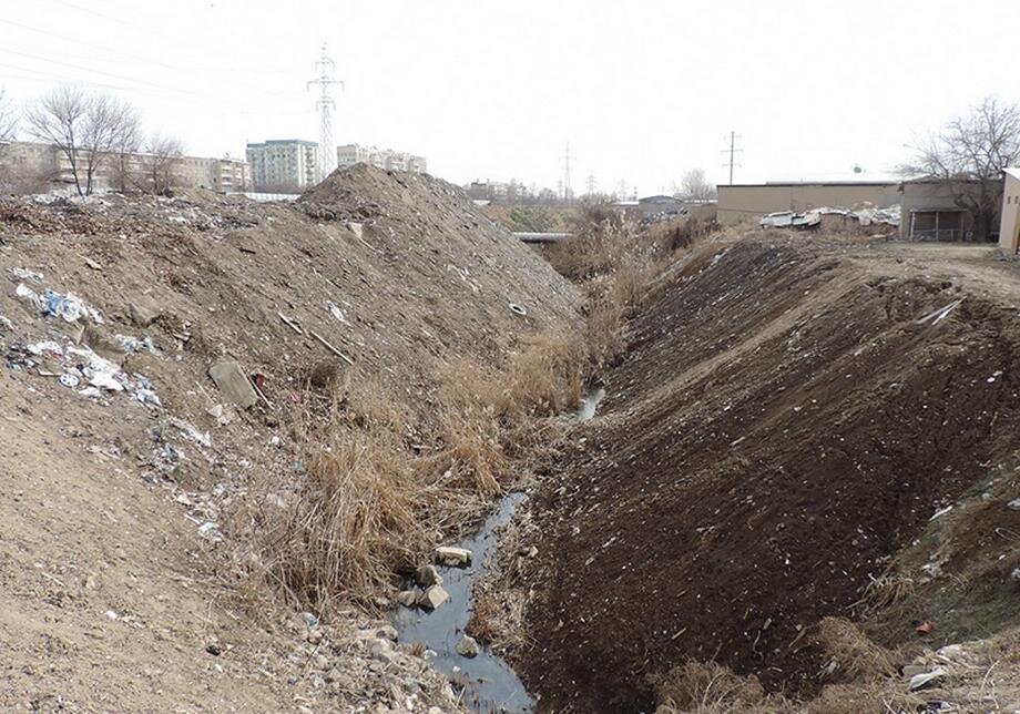 Горы строительного мусора на берегу Джарарыка. Фото Сида Янышева